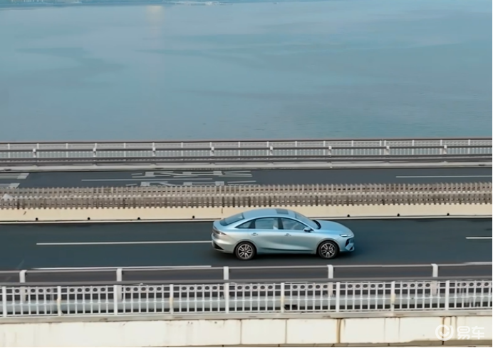 10万元买高续航电车，荣威纯电D6、零跑B01怎么选？