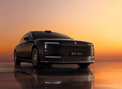 尊界S800智驾中突然偏离主干道，撞向路边正在作业的环卫工人