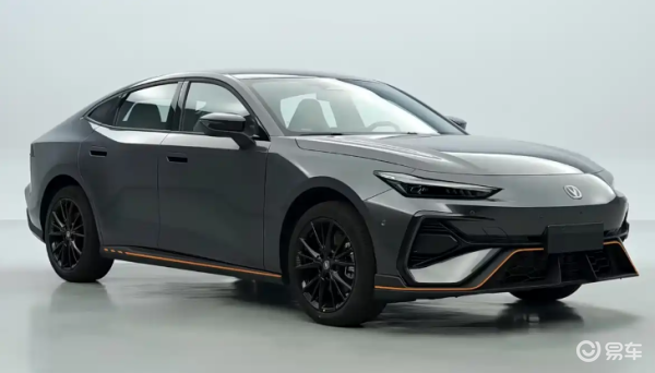 长安1.5T混动轿跑上市,油耗4.28L,10.99万